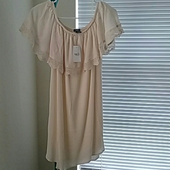 Off the shoulder cute Ivory dress - Picture 2 of 2